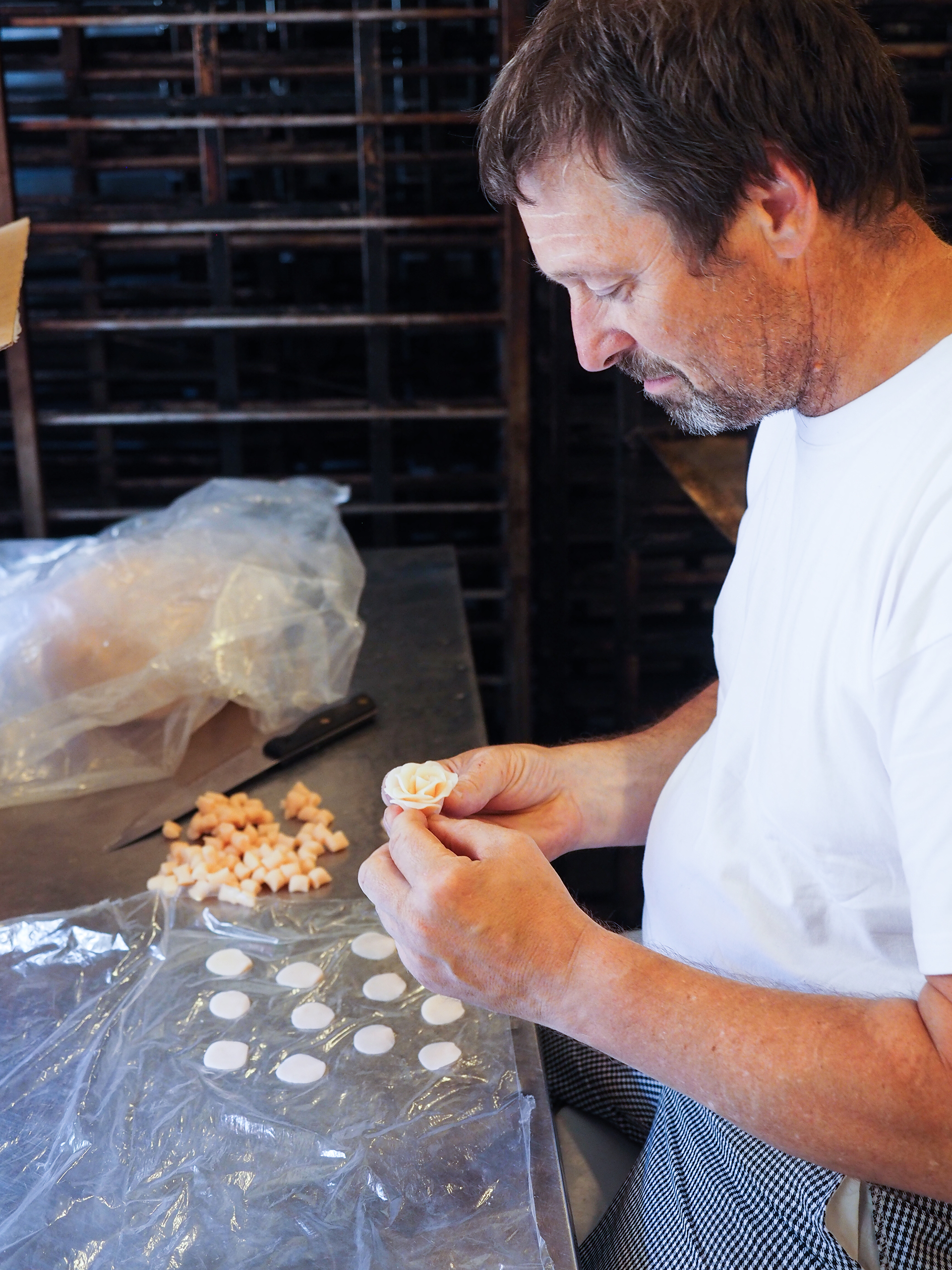 Billede af indehaver Konditor Marcipan roser GuldBageren